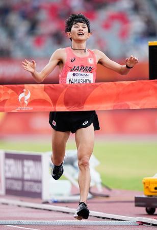　男子マラソン　１着でゴールする山下一貴＝パロマ瑞穂スタジアム