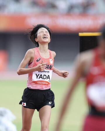 ３位でゴールする矢田みくに（撮影・中田匡峻）