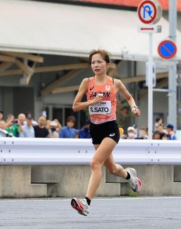 女子マラソン　３１キロすぎ、ＩＧアリーナを背に走る佐藤早也伽