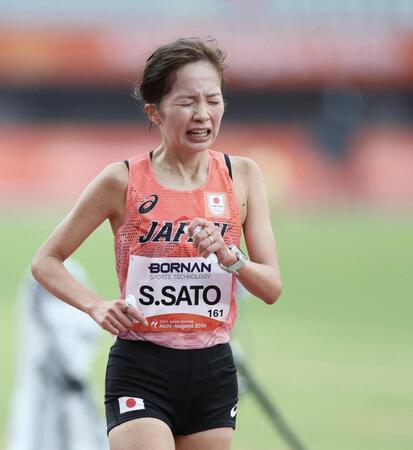 ４位でゴールする佐藤（撮影・中田匡峻）