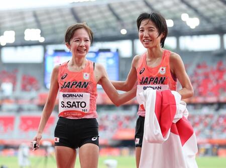 女子マラソン　ゴール後に健闘をたたえ合う矢田みくに（右）と佐藤早也伽