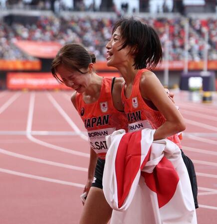 女子マラソンで４位・佐藤早也伽（左）と３位・矢田みくには健闘をたたえ合う（撮影・中田匡峻）