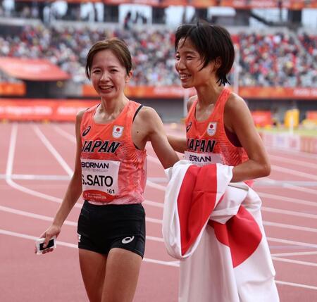 女子マラソンで４位・佐藤早也伽（左）と３位・矢田みくには健闘をたたえ合う（撮影・中田匡峻）