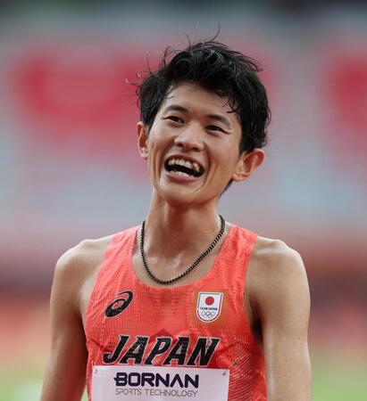 男子マラソンで金メダルを獲得し、笑顔を見せる山下一貴（撮影・中田匡峻）