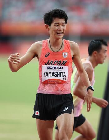 コースを間違えた選手（奥）に正しいルートを指さした山下一貴（撮影・中田匡峻）