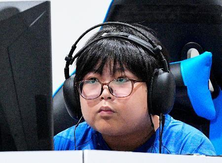 　「ぷよぷよ」決勝でプレーする栗原悠輝。ｅスポーツで日本勢初の金メダルを獲得した＝愛知県国際展示場