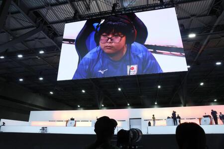 ｅスポーツの「ぷよぷよ」で金メダルを獲得し、モニターに映し出される栗原悠輝