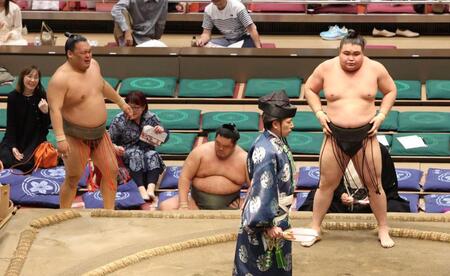 豪刀雄（左）を突き落としで破る旭富士