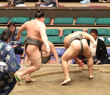 豪刀雄（右）を突き落としで破る旭富士