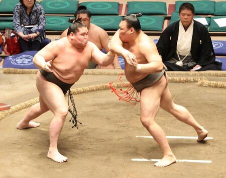 豪刀雄（右）を攻める旭富士
