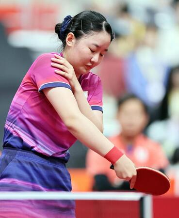 女子シングルス３回戦　右肩を気にする張本美和　