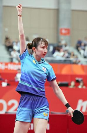 女子シングルス３回戦　香港選手に勝利し、喜ぶ早田ひな