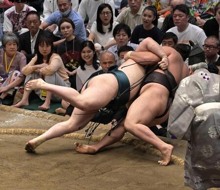 霧島（右）を寄り倒しで破った安青錦（撮影・持木克友）