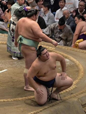 琴桜（左）の突き落としに敗れた大の里（撮影・持木克友）