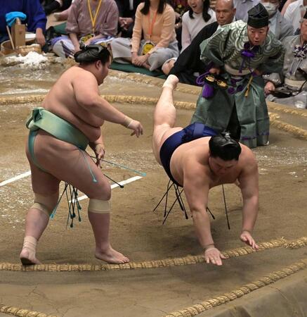 琴桜（左）の突き落としに敗れた大の里（撮影・持木克友）