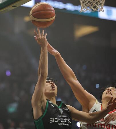 第３Ｑ、神戸ストークス・小川麻斗はシュートを放つも決まらず（撮影・坂部計介）