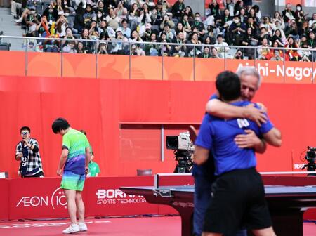 男子シングルス準々決勝でイラン選手（手前）に敗れ、肩を落とす張本智和