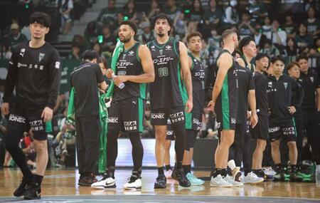 開幕戦を白星で飾れず、がっくりの神戸ストークス選手ら（撮影・坂部計介）