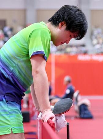 男子シングルス準々決勝でイラン選手に敗れ、肩を落とす張本智和　
