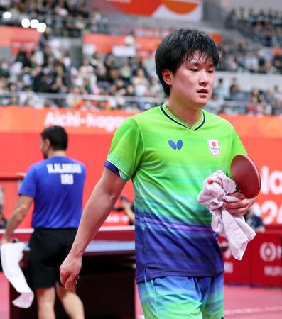 男子シングルス準々決勝でイラン選手（奥）に敗れ、肩を落とす張本智和