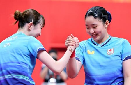 女子ダブルス準々決勝で中国ペアに勝利し、喜ぶ張本美和㊨、早田ひな組