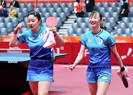 女子ダブルス準々決勝で中国ペアに勝利し、喜ぶ張本美和㊧、早田ひな組