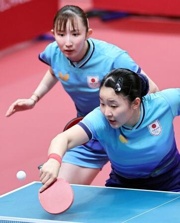 女子ダブルス準々決勝　中国ペアと対戦する張本美和（手前）、早田ひな組