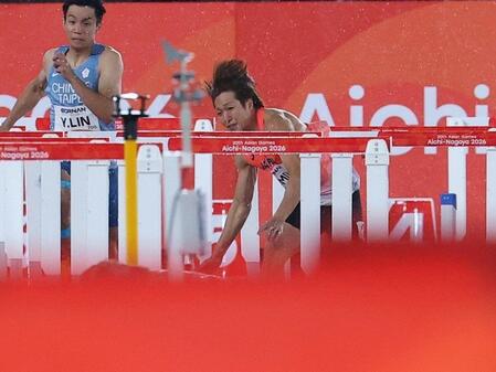 男子１１０メートル障害予選　転倒する泉谷駿介