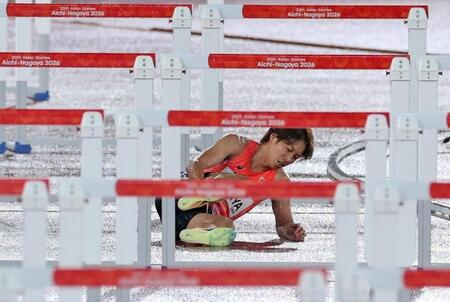 男子１１０メートル障害予選　転倒する泉谷駿介