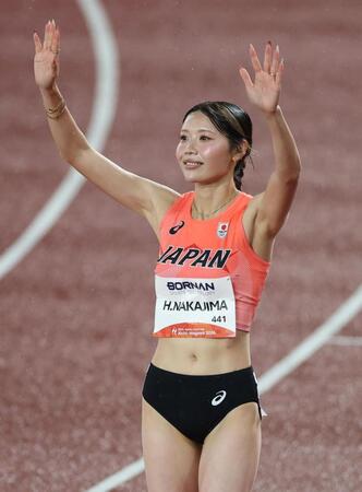 女子１００メートルハードルの予選を通過し、スタンドに手を振る中島ひとみ（撮影・中田匡峻）