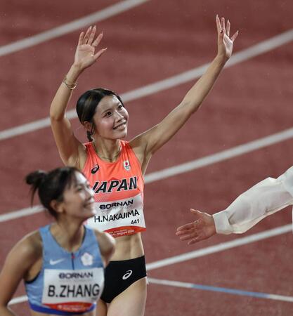 女子１００メートルハードルで予選を通過し、スタンドに手を振る中島ひとみ（撮影・中田匡峻）