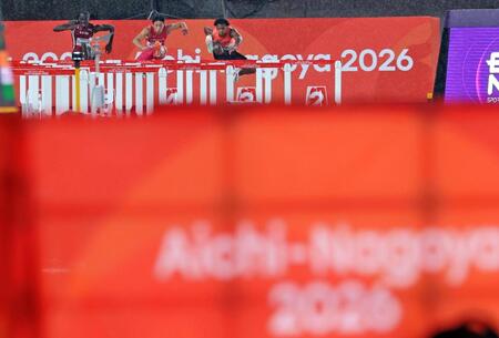 男子１１０メートル障害予選　力走する村竹ラシッド㊨　