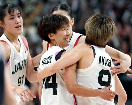 日本－韓国　第３クオーター、３点シュートを決め、祝福される樋口（中央）