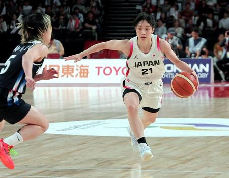 日本－韓国　第１クオーター、攻め込む常田㊨　