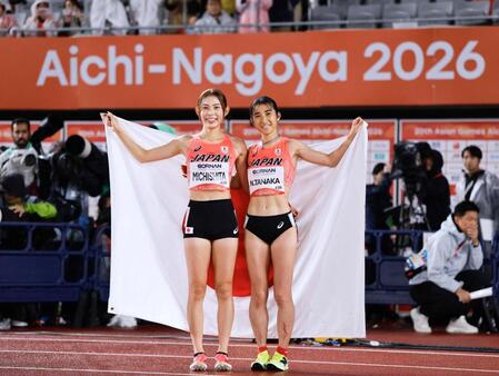 女子１５００メートル決勝を終え写真に納まる田中希実（右）と道下美槻