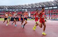 男子マラソン　スタートする山下一貴（右から３人目）