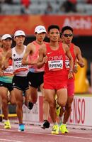 男子マラソン　スタートする山下一貴（左から３人目）