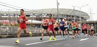男子マラソン　パロマ瑞穂スタジアムを背に、一斉にスタートする選手たち