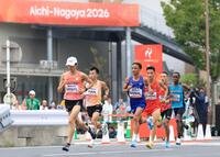 男子マラソン　３１キロすぎ、先頭集団を走る山下一貴（左）