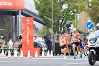 男子マラソン　３１キロすぎ、先頭集団を走る山下一貴（右）