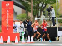 男子マラソン　３１キロすぎの折り返し地点を走る吉田祐也（左）
