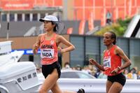 女子マラソン　３１キロすぎ、ＩＧアリーナを背に走る矢田みくに（左）