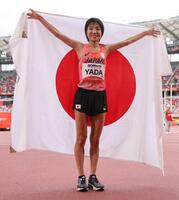 女子マラソン　銅メダルを獲得し、日の丸を掲げる矢田みくに