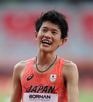 男子マラソンで金メダルを獲得し、笑顔を見せる山下一貴（撮影・中田匡峻）