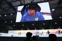ｅスポーツの「ぷよぷよ」で金メダルを獲得し、モニターに映し出される栗原悠輝