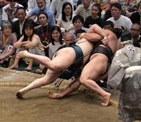 霧島（右）を寄り倒しで破った安青錦（撮影・持木克友）