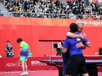 男子シングルス準々決勝でイラン選手（手前）に敗れ、肩を落とす張本智和