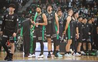 開幕戦を白星で飾れず、がっくりの神戸ストークス選手ら（撮影・坂部計介）
