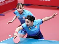 女子ダブルス準々決勝　中国ペアと対戦する張本美和（手前）、早田ひな組