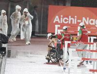 転倒し、車椅子で運ばれる泉谷駿介（撮影・中田匡峻）